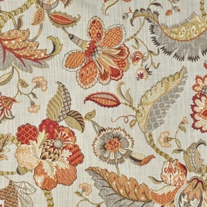 K&ouml;nnte beinhalten: Stoff mit floralem Muster auf cremefarbenem Hintergrund. Das Design zeigt gro&szlig;e, stilisierte Blumen in Orange, Rot und Gold, mit grauen und gr&uuml;nen Akzenten. Das Muster ist detailliert, mit einer Vintage- oder botanischen &Auml;sthetik.