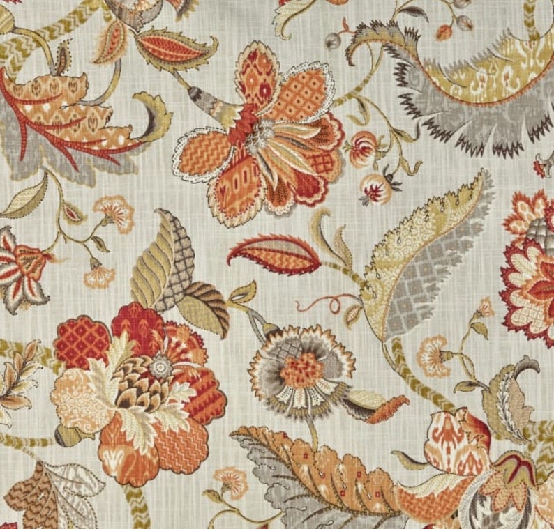 K&ouml;nnte beinhalten: Stoff mit floralem Muster auf cremefarbenem Hintergrund. Das Design zeigt gro&szlig;e, stilisierte Blumen in Orange, Rot und Gold, mit grauen und gr&uuml;nen Akzenten. Das Muster ist detailliert, mit einer Vintage- oder botanischen &Auml;sthetik.