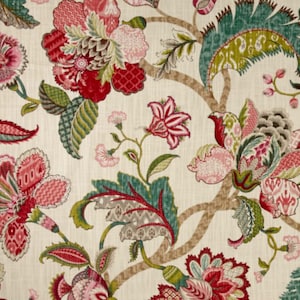 K&ouml;nnte beinhalten: Blumenstoff mit cremefarbenem Hintergrund. Das Design zeigt gro&szlig;e, stilisierte Blumen in Rot-, Rosa- und Gr&uuml;nt&ouml;nen, mit aufwendigen Bl&auml;ttern und braunen Stielen. Der Stoff hat ein strukturiertes Aussehen.