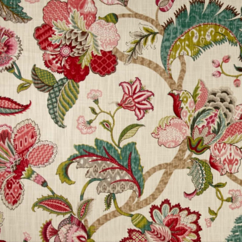 K&ouml;nnte beinhalten: Blumenstoff mit cremefarbenem Hintergrund. Das Design zeigt gro&szlig;e, stilisierte Blumen in Rot-, Rosa- und Gr&uuml;nt&ouml;nen, mit aufwendigen Bl&auml;ttern und braunen Stielen. Der Stoff hat ein strukturiertes Aussehen.