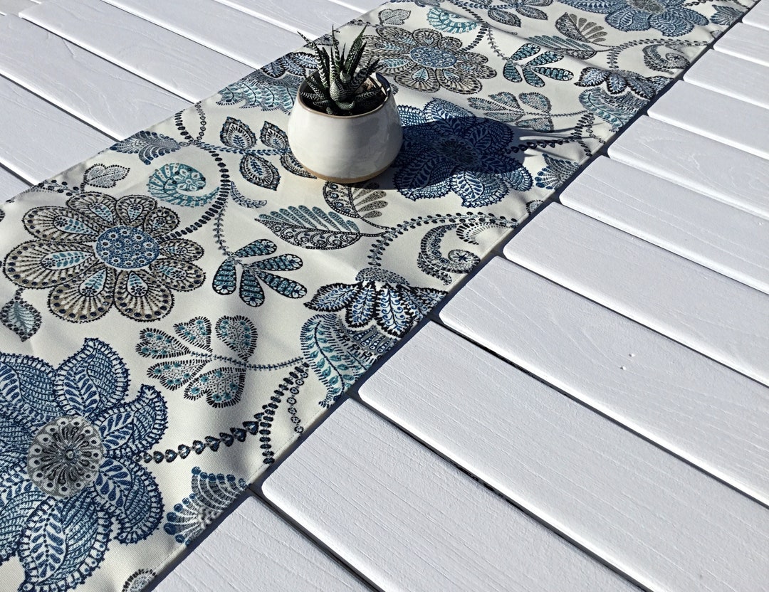 Table Runner, Hampton's Style Indoor/outdoor Table Runner. Hamptons