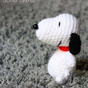 Boneco Snoopy Amigurumi de Crochê Feito à Mão • Decoração de Mesa para Fãs de Peanuts