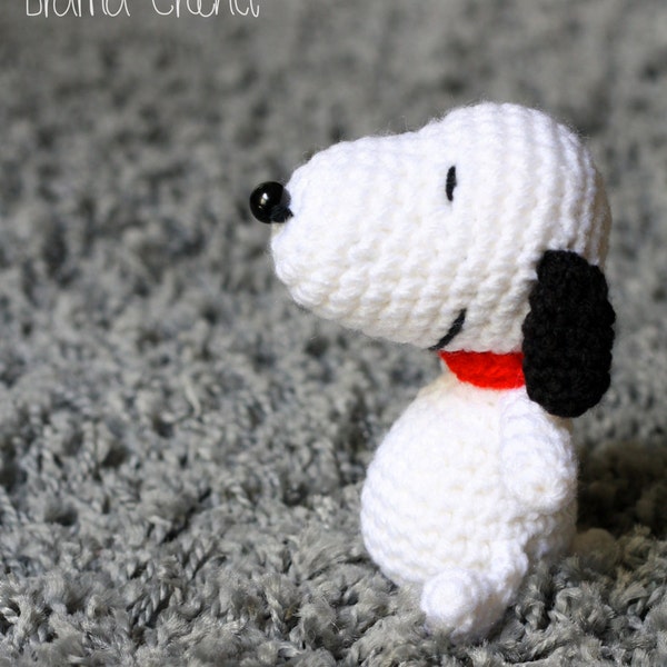 Poupée Snoopy Amigurumi au crochet faite main • Fan de cacahuètes Art déco pour bureau