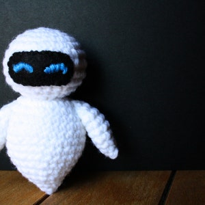 Eve &quot;Wall-E&quot; · Muñeco Kawaii Amigurumi · Peluche de ganchillo hecho a mano