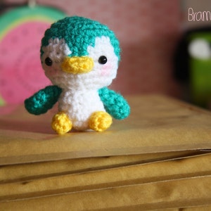 Petit manchot. Poupée amigurumi au crochet faite à la main