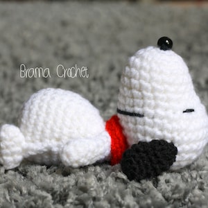 Snoopy. Niedliche Amigurumi Puppe. Handgefertigtes Häkelspielzeug aus Plüsch