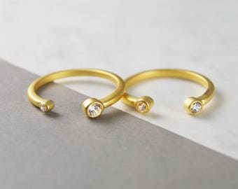 Ring met witte topaas Stapelbare ring Gouden ring Open ring Stapelbare gouden ring Edelsteen stapelbare ring Diamanten manchetring Geboortesteen gouden ring