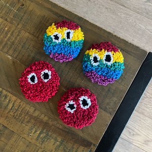 Googley eyed car coasters, set of two or four custom punch needle mug rugs. Rainbow funky car accessories. Y2k aesthetic. 画像 6