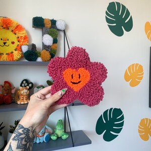 Pared de cara de flor sonriente colgando / Decoración colorida / Arte de aguja de punzonado / Decoración con mechones imagen 6