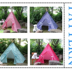 Könnte beinhalten: Vier verschiedene Tipizelte für Kinder, jedes mit einem anderen Muster. Die Zelte sind aus Stoff und haben einen Holzrahmen. Die Zelte sind in einem grasbewachsenen Bereich mit Bäumen im Hintergrund aufgebaut. Das Wort "PATTERN" ist in blauen Buchstaben auf der rechten Seite des Bildes geschrieben.