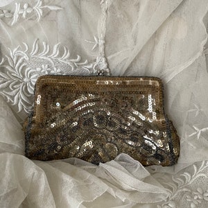 Hermoso bolso/cartera de mano con cuentas y lentejuelas doradas descoloridas y desgastadas de los años 30. ¡Desgastado y encantador!