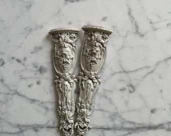 Par de cartuchos de Ormolu franceses antiguos ~ Blanco roto y dorado ~ Objet D'art