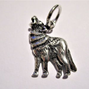 Puede incluir: Encanto de plata de un lobo aullando a la luna. El encanto es detallado y tiene un acabado texturizado.