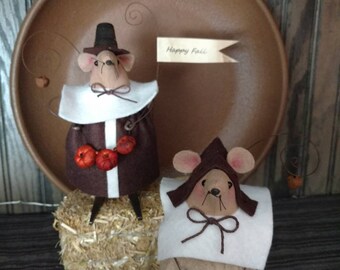Miles and Patience, our primitive Thanksgiving mice couple.