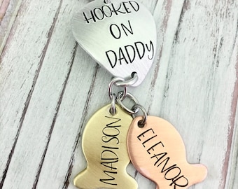 Hooked On Daddy Fish Lure Spinner Spoon Keychain Dad Grandpa Greatest Catch Fishing Buddy Angler Fisherman Gift From Kids Children