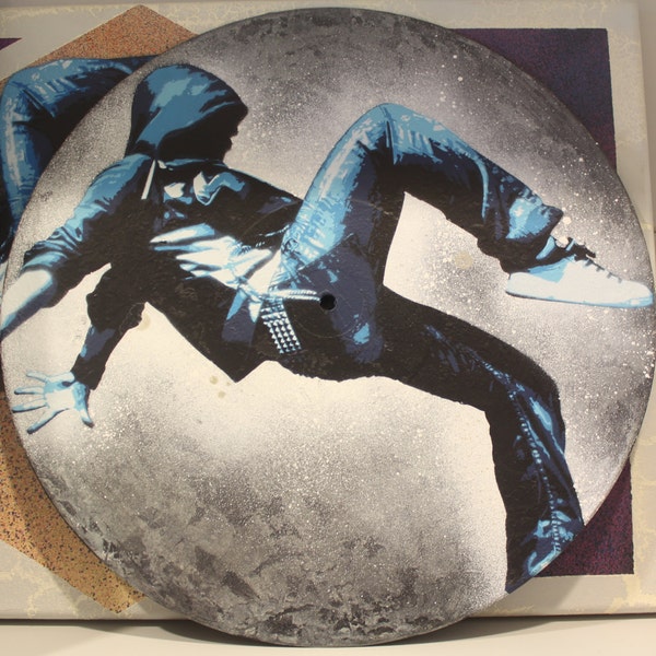 Die "fallenden" Art Wandbehang, 12" Upcycling-Vinyl-Schallplatte. Spray-gemalt mit der Hand schneiden Schablone
