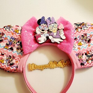 Minnie e Daisy con occhiali da sole e orecchie da topo