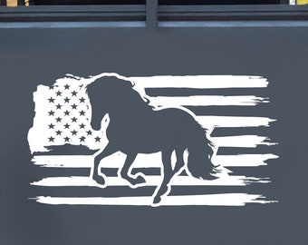 Puede incluir: Un remolque de caballos gris con una silueta blanca de un caballo corriendo sobre una bandera estadounidense en la parte posterior.
