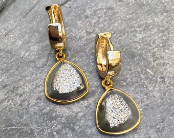 Laissez tomber les boucles d’oreilles Druzy; boucles d’oreilles Huggie remplies d’or; Dos de levier doré