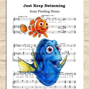 Può includere: Una stampa con spartiti e illustrazioni del film "Alla ricerca di Nemo". L'opera d'arte include la frase "Just Keep Swimming" e le immagini di Nemo e Dory. La stampa è su sfondo bianco.