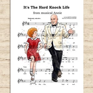 Könnte beinhalten: Ein Druck mit einer Partitur und Illustrationen aus dem Musical "Annie". Der Text lautet "It's The Hard Knock Life". Das Kunstwerk zeigt einen Mann in einem cremefarbenen Anzug und ein Mädchen in einem roten Kleid, vor einem musikalischen Hintergrund.