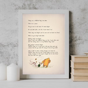 Puede incluir: Una impresión de Winnie de Pooh con una cita del libro sobre Piglet y su amigo Pooh. La cita dice: "Hoy fue un día difícil", dijo Pooh. "Hubo una pausa. ¿Quieres hablar de ello?" preguntó Piglet. Él dijo después de un rato: "No creo que lo haga." Está bien, dijo Piglet, y se sentó junto a su amigo. ¿Qué estás haciendo? preguntó Pooh. Nada en realidad, dijo Piglet. Solo yo sé cómo son los días difíciles. A menudo no tengo ganas de hablar de ello en mis días difíciles tampoco. Pero bueno, continuó Piglet. Los días difíciles son mucho más agradables cuando sabes que hay alguien ahí para ti. Y siempre estaré aquí para ti, Pooh. Y mientras Pooh estaba sentado allí, pensando en su día difícil, mientras el sólido y confiable Piglet estaba sentado tranquilamente balanceando sus pequeñas piernas, pensó que su mejor amigo nunca había tenido más razón.
