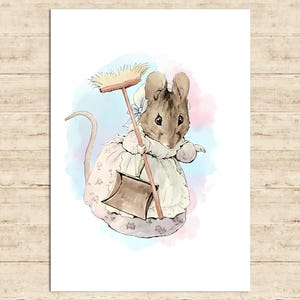 Op de afbeelding: Waterverfillustratie van een muis gekleed in een jurk met bloemenprint en een witte schort, met een bezem en een stoffer en blik. De muis heeft bruine vacht en draagt een muts. De achtergrond heeft zachte blauwe en roze aquarelwashes.