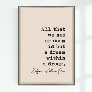 Op de afbeelding: Een beige printbare kunstprint met een zwart-wit citaat van Edgar Allan Poe: "Alles wat we zien of lijken is slechts een droom in een droom."
