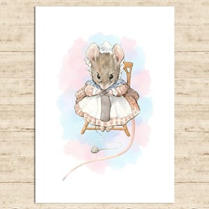Pode incluir: Ilustração em aquarela de um rato tricotando sentado em uma pequena cadeira de madeira. O rato usa um chapéu e um vestido com um avental branco. Uma bola de lã e a cauda do rato são visíveis.