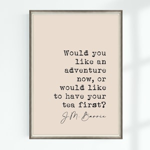 Puede incluir: Impresión enmarcada con fondo beige claro y texto negro. La cita dice: "¿Te gustaría una aventura ahora, o te gustaría tomar tu té primero?" Firmado "J.M. Barrie". El marco es gris neutro.