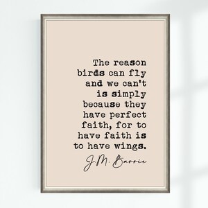Könnte beinhalten: Ein druckbares Zitat von J.M. Barrie, das lautet: "Der Grund, warum Vögel fliegen können und wir nicht, ist ganz einfach, weil sie einen vollkommenen Glauben haben, denn Glauben zu haben, heißt, Flügel zu haben."