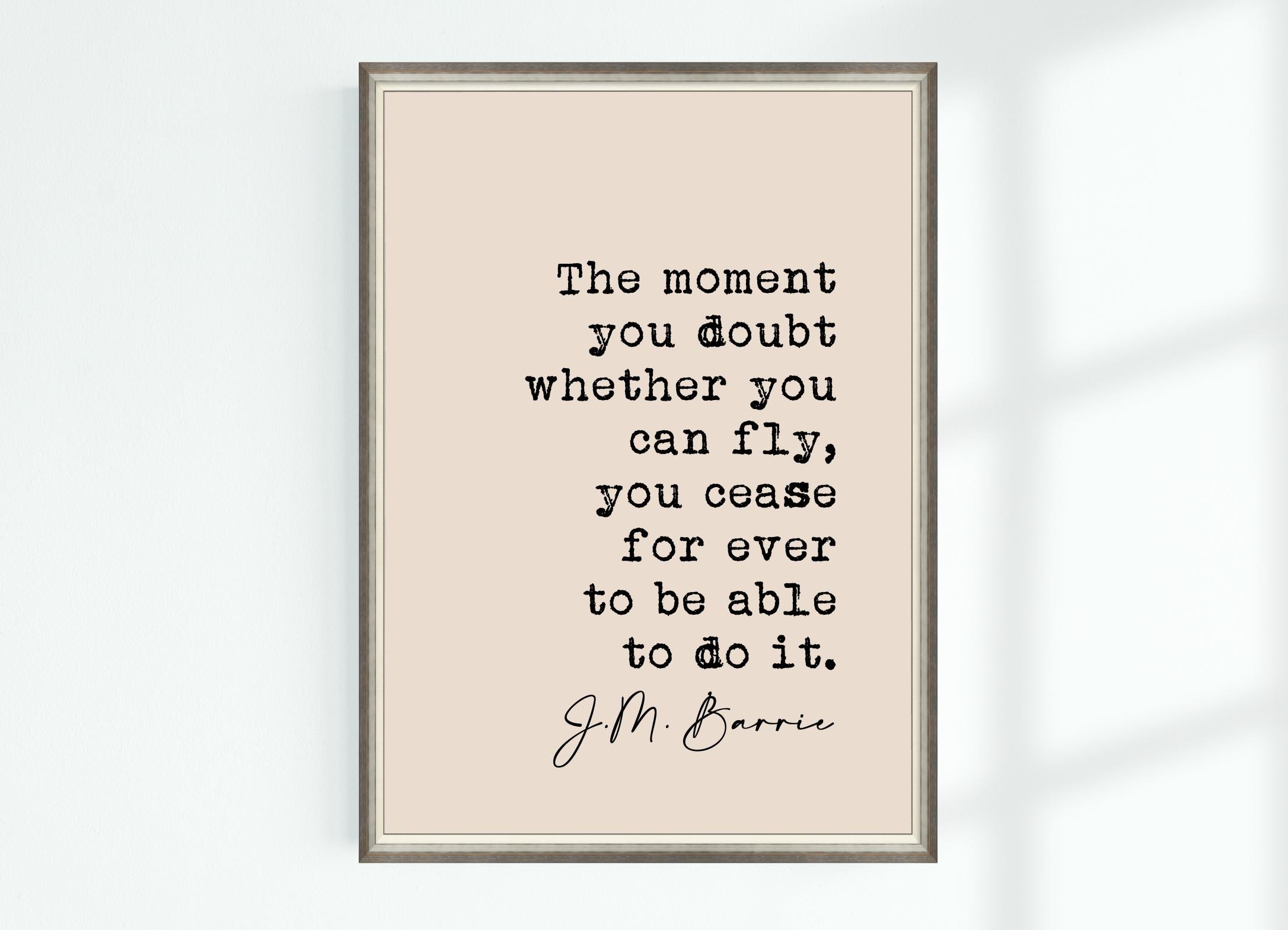 J.M. バリーの名言 ピーターパン ポスター 飛べるかどうか疑う瞬間、あなたは立ち止まる。有名な名言 壁アート 印刷可能な装飾 ダウンロード, image size:2172x1569