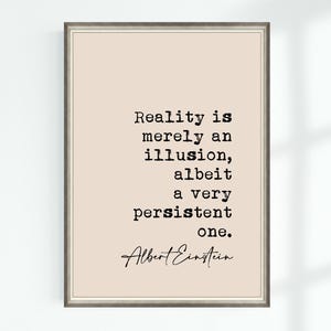 Puede incluir: Un póster de cita imprimible beige con un borde negro. La cita dice "La realidad es solo una ilusión, aunque una muy persistente." La cita se atribuye a Albert Einstein.