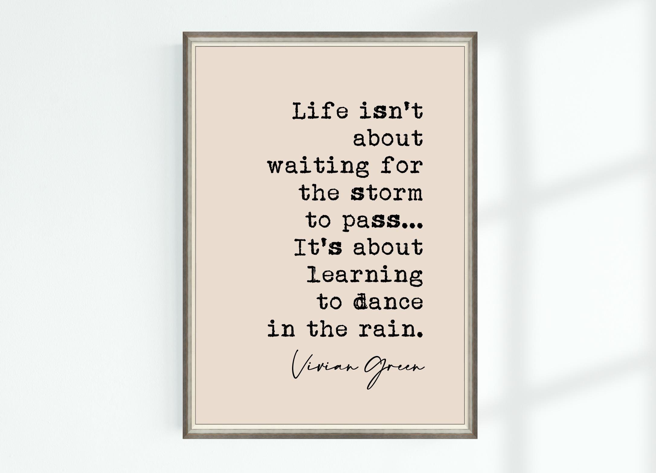 ヴィヴィアン グリーンの名言プリント 人生は嵐が通り過ぎるのを待つことではありません...雨の中で踊ることです... 有名な名言ポスター  印刷可能な装飾用ダウンロード - Etsy 日本, image size:2172x1569