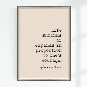 Puede incluir: Un póster beige imprimible con una cita en negro en un marco negro. La cita dice "La vida se encoge o se expande en proporción a la valentía de uno." - Anaïs Nin.