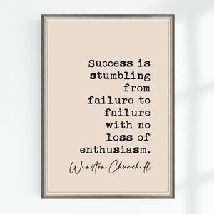 Op de afbeelding: Een beige printbare quote poster met zwarte tekst die luidt: "Succes is struikelen van de ene mislukking naar de andere zonder je enthousiasme te verliezen. Winston Churchill".