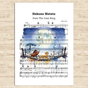 Op de afbeelding: Een print van bladmuziek voor "Hakuna Matata" uit The Lion King, met een aquarel illustratie van de personages op een brug onder een volle maan. De tekst "Hakuna Matata" en "from The Lion King" staan bovenaan.