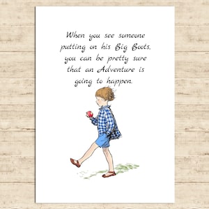 Op de afbeelding: Een zwart-witte illustratie van een kind dat een blauw-wit geruit overhemd en een blauwe broek draagt, een rode appel vasthoudt en met één voet opgetild loopt. De tekst luidt: "Wanneer je iemand ziet die zijn grote laarzen aantrekt, kun je er vrij zeker van zijn dat er een avontuur op komst."