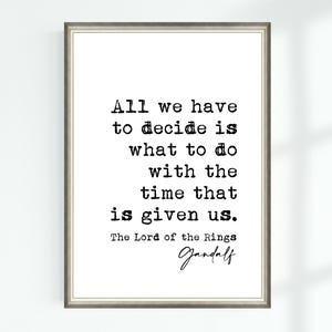 Può includere: Stampa tipografica in bianco e nero con una citazione de Il Signore degli Anelli di J.R.R. Tolkien. La citazione recita: "Tutto ciò che dobbiamo decidere è cosa fare con il tempo che ci è dato."