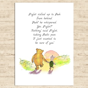 Könnte beinhalten: Eine Aquarellillustration von Winnie Puuh und Ferkel, die Hand in Hand auf einen Sonnenuntergang zugehen. Das Zitat "Ferkel schlich sich von hinten an Winnie Puuh heran. "Winnie Puuh!" flüsterte er. "Ja, Ferkel? Nichts." sagte Ferkel und nahm Winnie Puuhs Pfote. "Ich wollte nur sicher gehen, dass du da bist." steht über den Figuren.