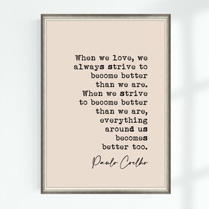 Puede incluir: Una impresión de arte de pared imprimible beige con una cita en blanco y negro de Paulo Coelho que dice: "Cuando amamos, siempre nos esforzamos por ser mejores de lo que somos. Cuando nos esforzamos por ser mejores de lo que somos, todo a nuestro alrededor se vuelve mejor también."
