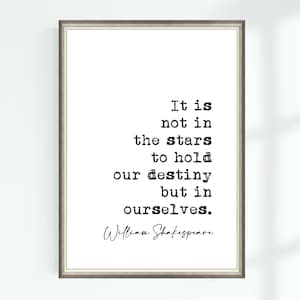 Puede incluir: Una cita imprimible en blanco y negro de William Shakespeare que dice: "No está en las estrellas sostener nuestro destino, sino en nosotros mismos."