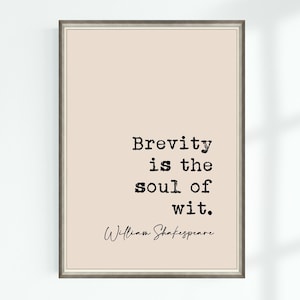 Könnte beinhalten: Ein beiger druckbarer Zitat-Poster mit schwarzem Rahmen. Das Zitat lautet "Kürze ist die Seele des Witzes." und wird William Shakespeare zugeschrieben.
