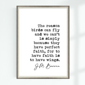 Könnte beinhalten: Schwarz-weiß-Typografie-Druck mit einem Zitat von J.M. Barrie: "Der Grund, warum Vögel fliegen können und wir nicht, ist ganz einfach, weil sie einen vollkommenen Glauben haben, denn Glauben zu haben, heißt, Flügel zu haben."