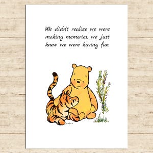 Könnte beinhalten: Eine Illustration von Winnie Puuh mit einem Zitat: "Wir haben nicht bemerkt, dass wir Erinnerungen schaffen, wir wussten nur, dass wir Spaß hatten."