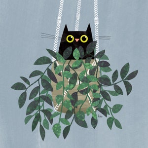 以下が含まれることがあります： 黄色の目をした黒い猫が、緑の葉の植物でいっぱいの吊り下げられたプランターから顔をのぞかせています。プランターは、白い模様のある織り素材で作られています。