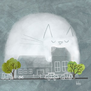 Puede incluir: Un gato blanco con los ojos cerrados está dibujado sobre un fondo gris claro y brumoso. El gato es grande y parece estar sentado encima de un pequeño pueblo con casas y árboles. El texto "kto" está escrito en la esquina inferior derecha.