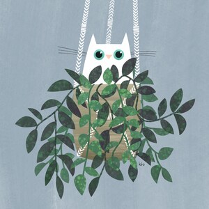 以下が含まれることがあります： 青い目をした白い猫が、緑の葉の植物でいっぱいの吊り下げられたプランターから顔を出しています。プランターは白と茶色の模様の織り素材で作られています。