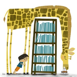 Puede incluir: Una jirafa alta con manchas marrones se encuentra detrás de una estantería de madera llena de libros azules. Un niño pequeño con una camisa azul y pantalones cortos naranjas estira la mano para tocar las patas de la jirafa. Un pequeño coche de juguete naranja se encuentra en el suelo frente a la jirafa.