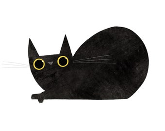 Puede incluir: Un gato negro con ojos amarillos está acostado sobre un fondo blanco. El pelaje del gato es texturizado y los ojos son grandes y redondos.